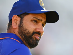 রোহিত শর্মার হাত চেপে ধরে মহিলার চিৎকার, আমাকে বাঁচান! ঘটনাটা কি ?