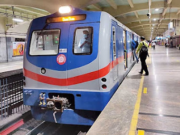 ঝাঁপ দিয়ে আত্মহত্যার চেষ্টা – মেট্রো পরিষেবা বন্ধ আবারও!