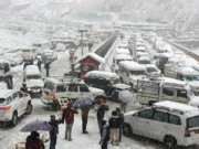 হিম দুর্যোগ হিমাচলে!! রাত কাটাতে হলো গাড়িতেই