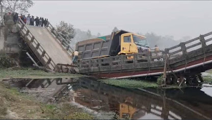 শীতলখুচি, ডাম্পারের ভারে ভেঙে পড়ল সেতু 1 image 60