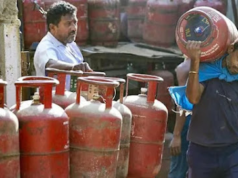 LPG সংকটে প্রশ্ন তুলে সংসদ চত্বরে বিক্ষোভ তৃণমূলের!